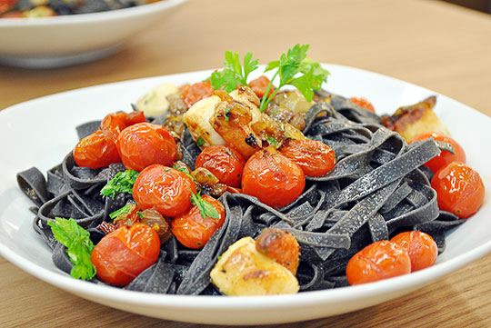 Fettuccine Nero di Seppia com vieiras e tomatinhos