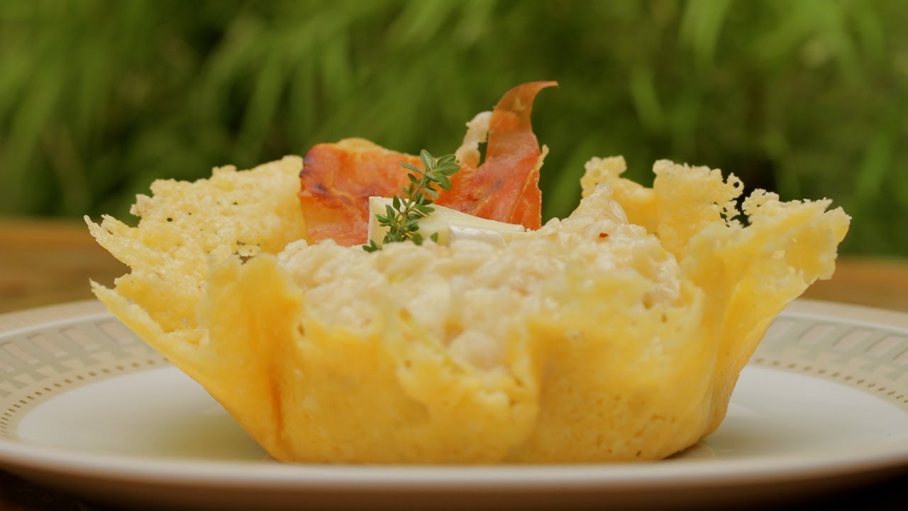 Risoto cremoso de três queijos em cesta crocante de parmesão