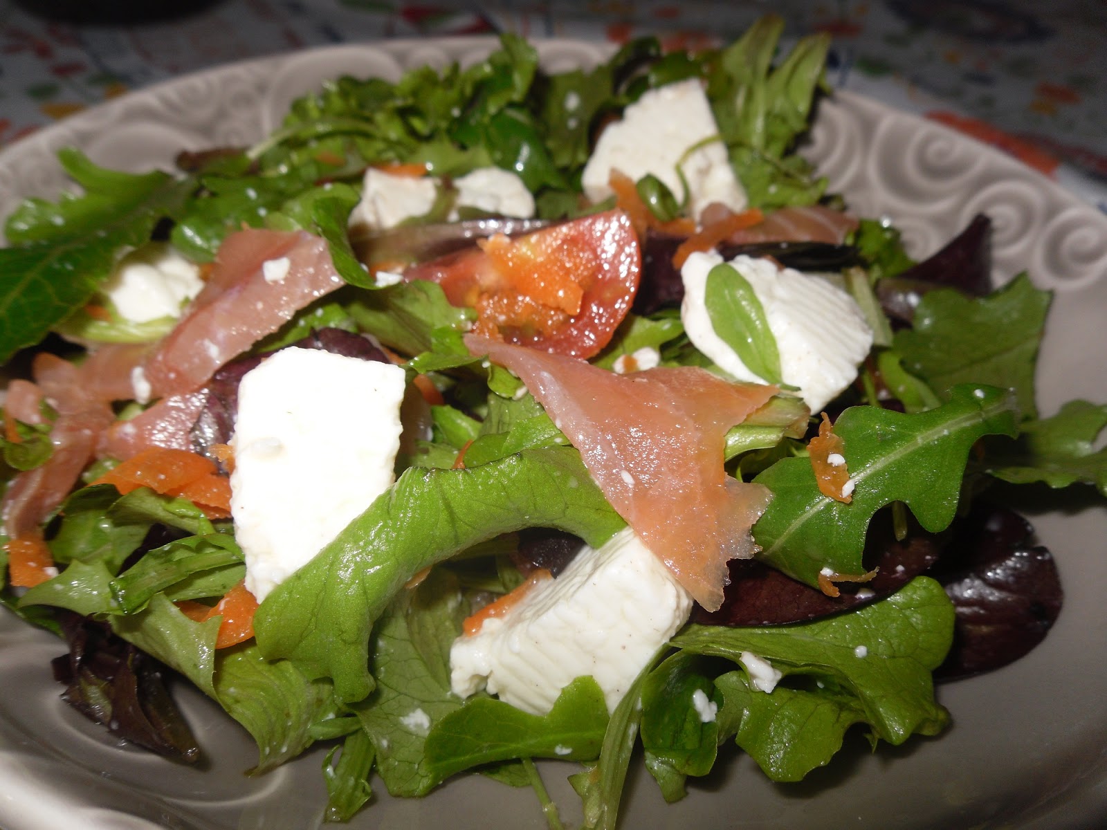 Salada Rúcula, Salmão Fumado e Abacate